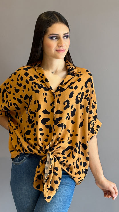 Camisa oversize manga corta con puño estampado animal print cafe negro