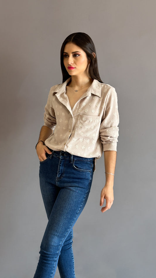 Camisa beige con textura manga larga puño y bolsillo