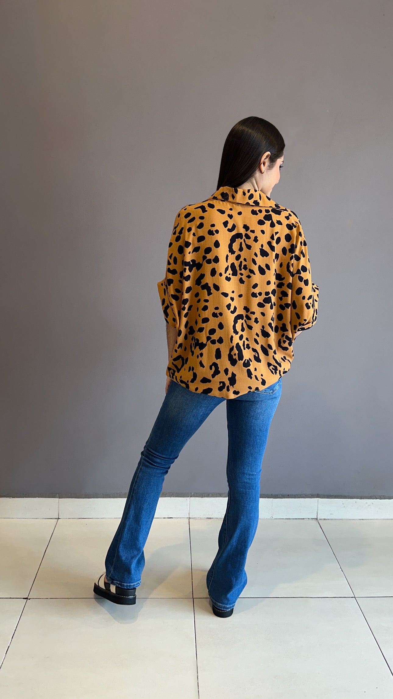 Camisa oversize manga corta con puño estampado animal print cafe negro