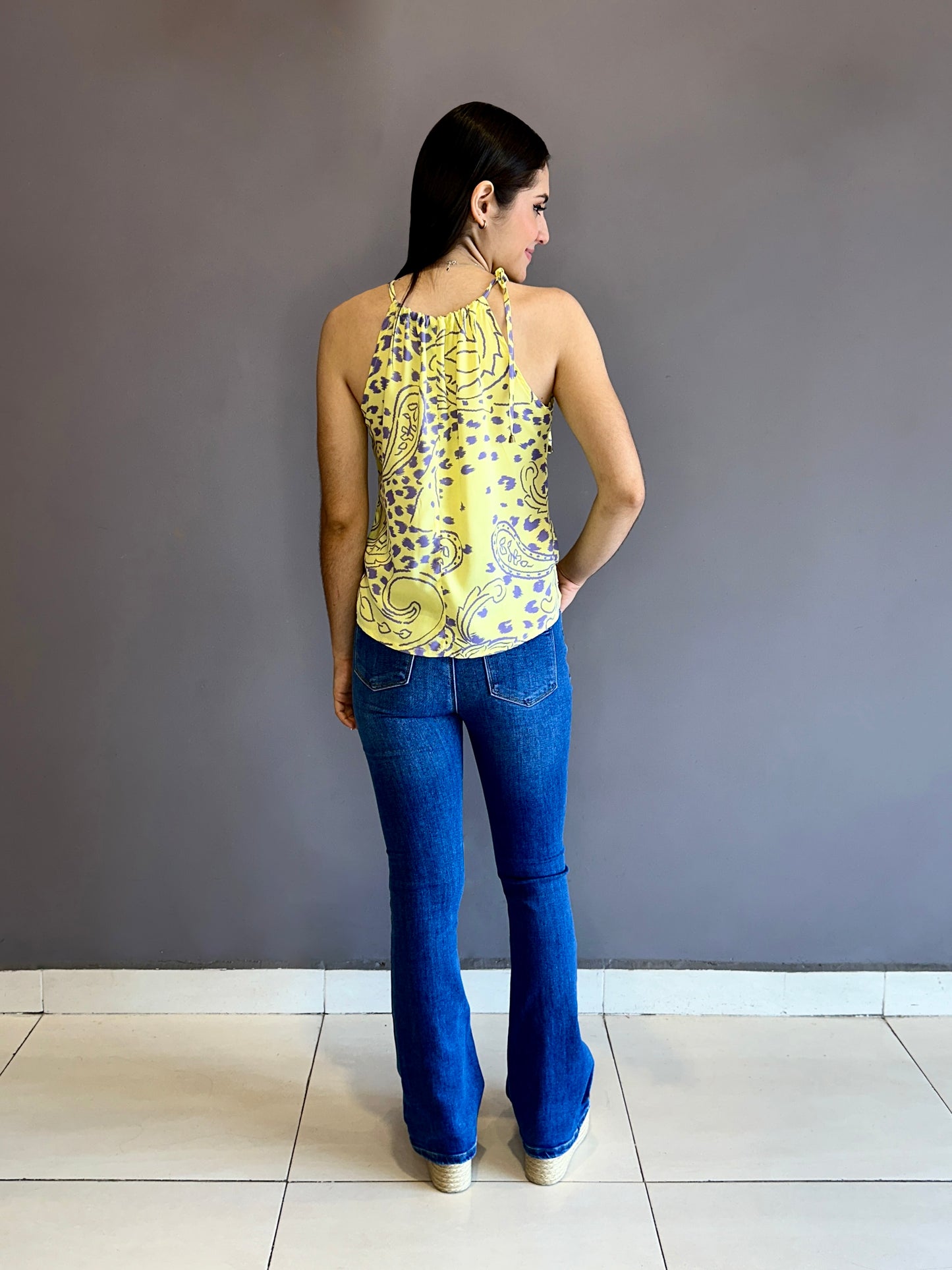 Blusa anudado hombro amarilla estamapda