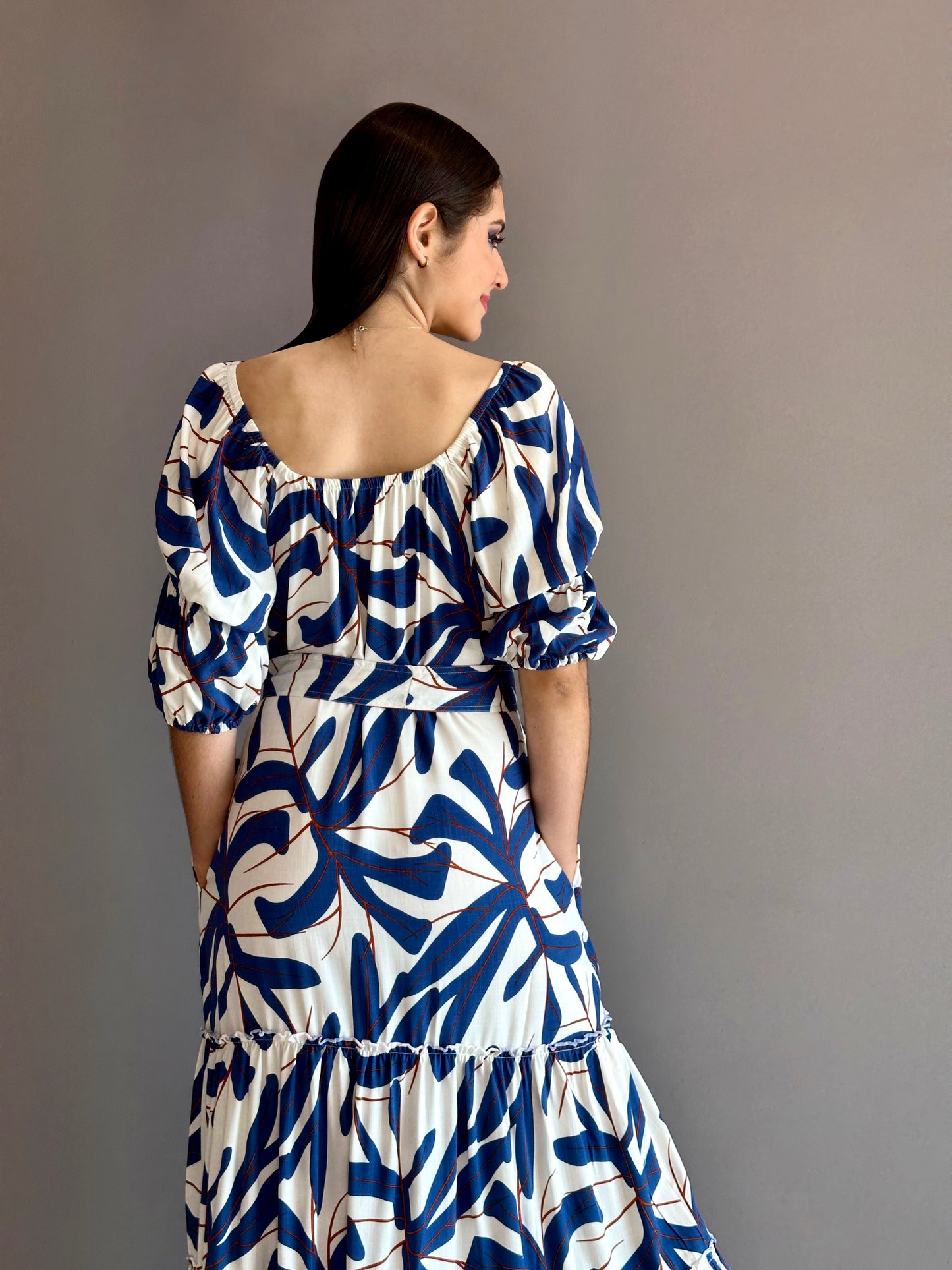 Vestido largo de boleros con escote resortado y cinturón estampado azul