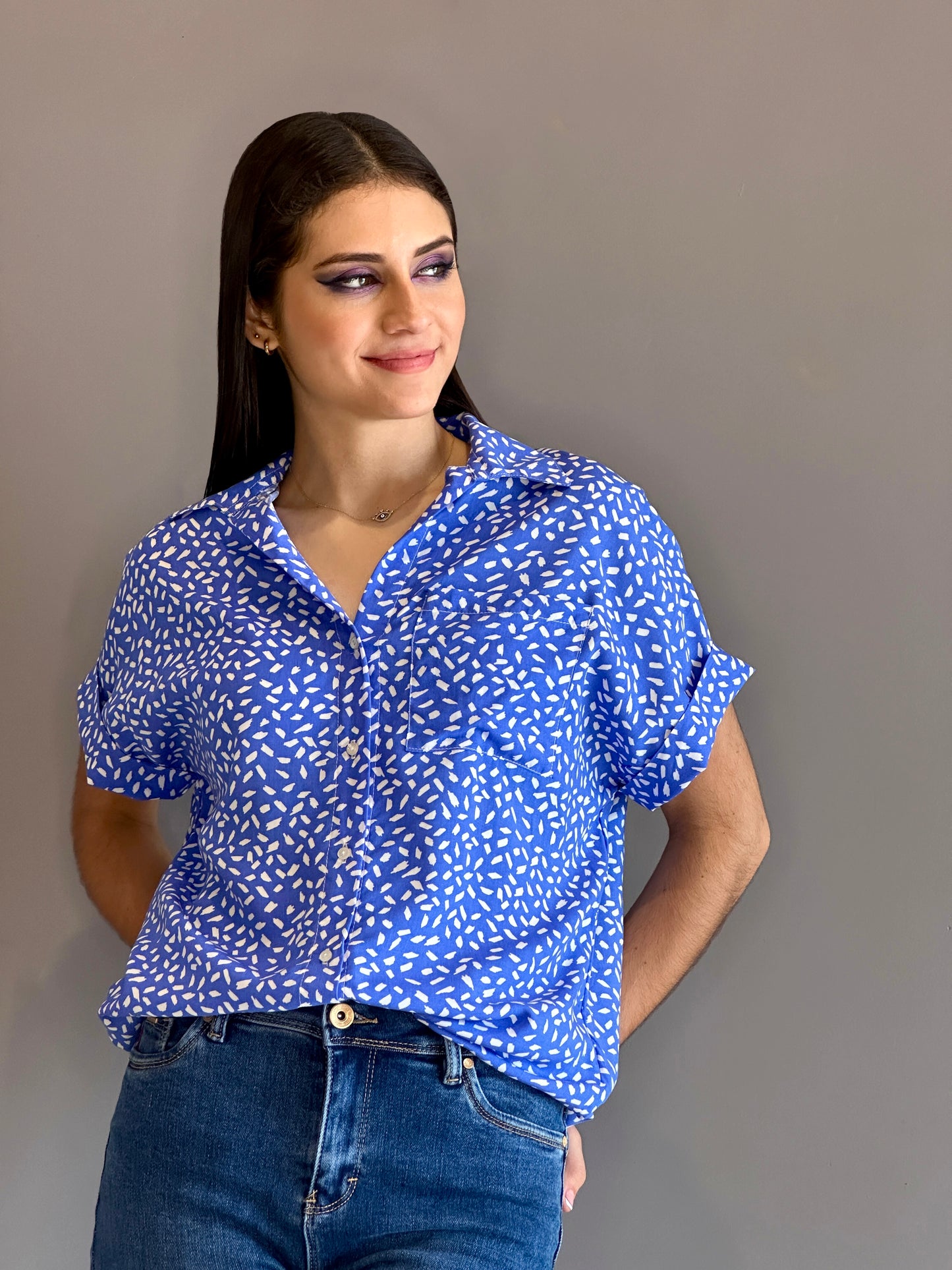 Camisa manga corta con puño color azul estampada