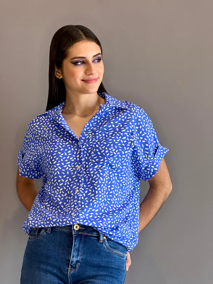 Camisa manga corta con puño color azul estampada