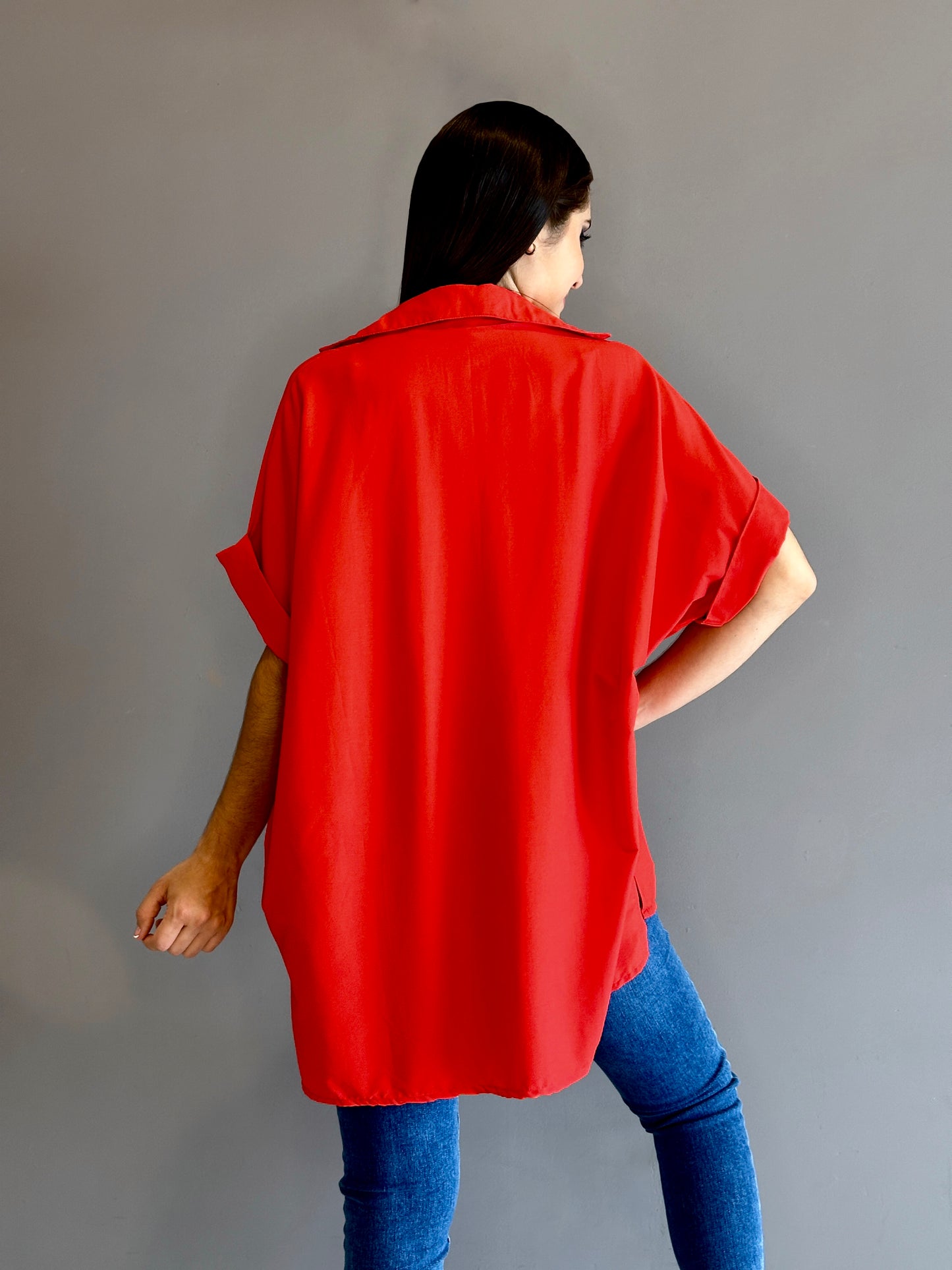 Camisa oversize manga corta con puño color rojo