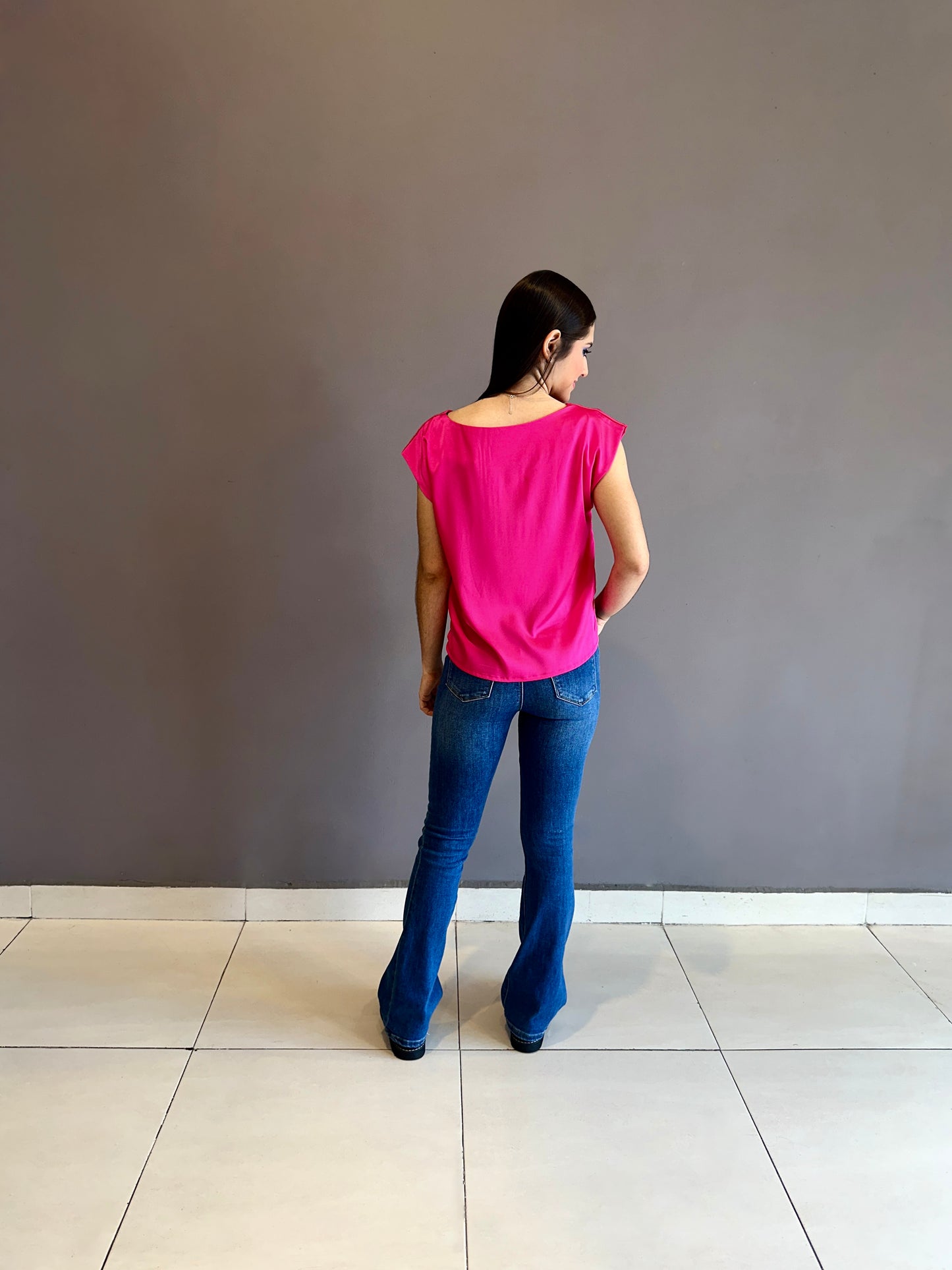 Blusa muscle en satín color fucsia