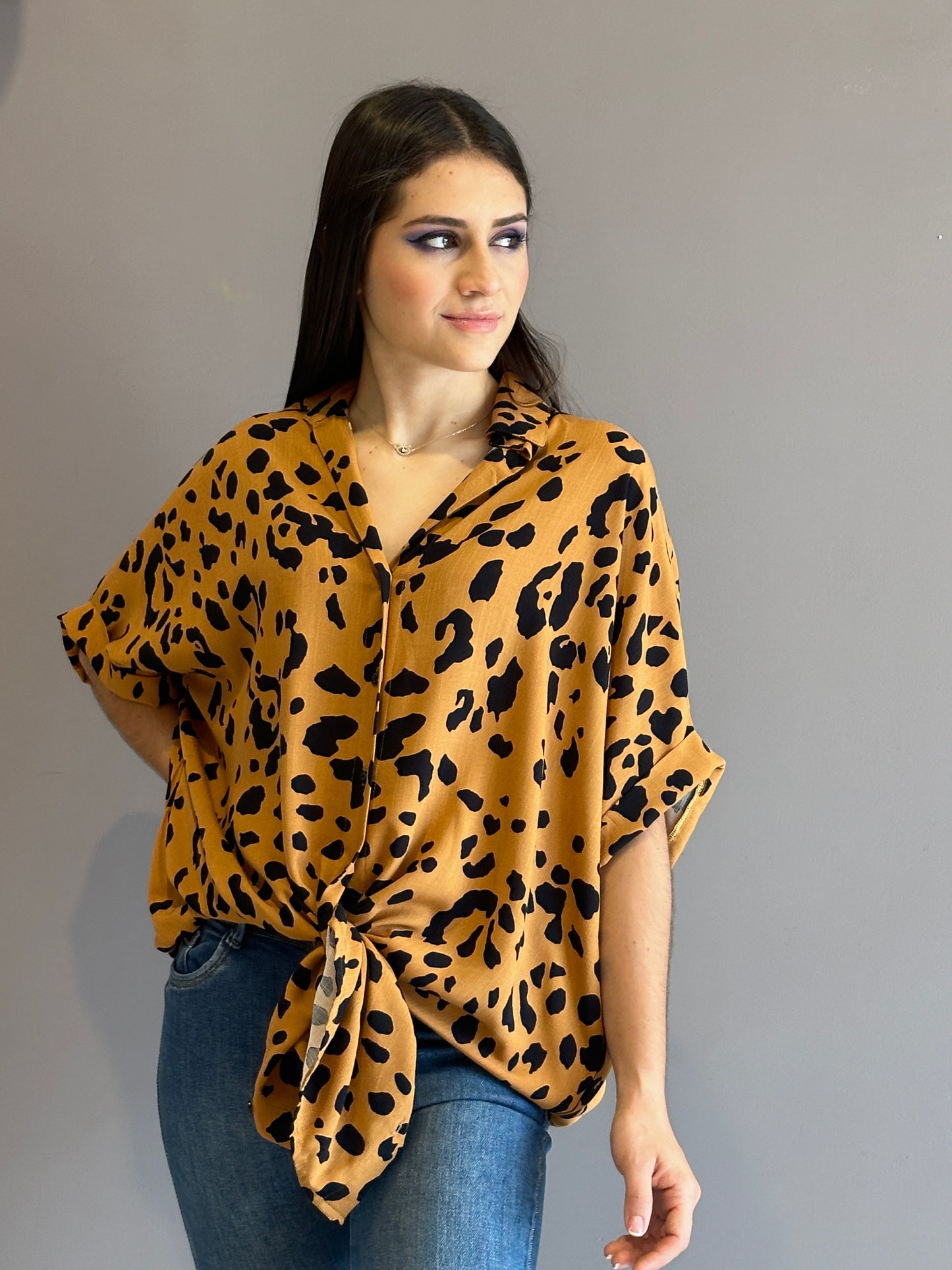 Camisa oversize manga corta con puño estampado animal print cafe negro