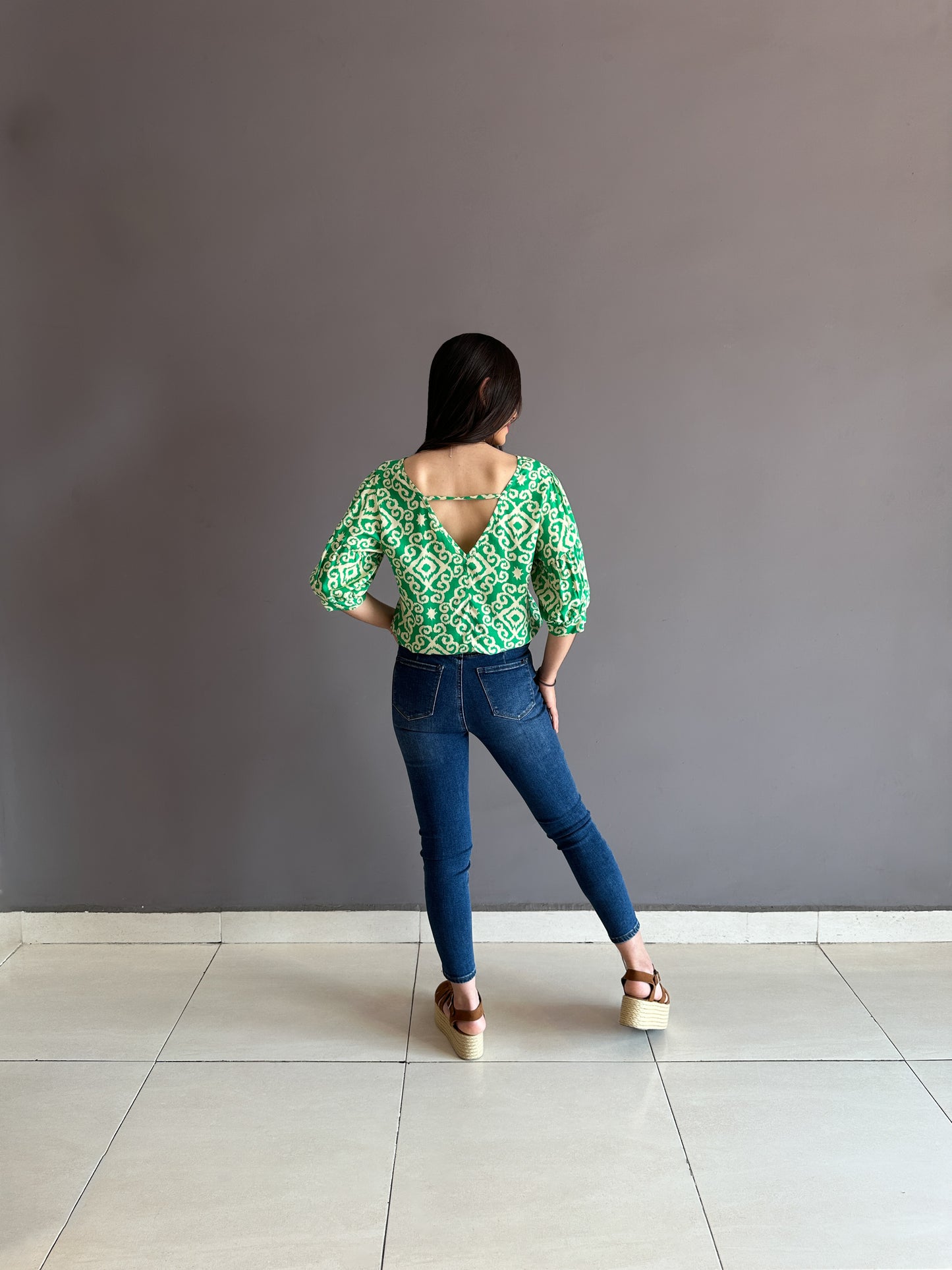 Blusa escote en V tira posterior manga con puño estampado verde