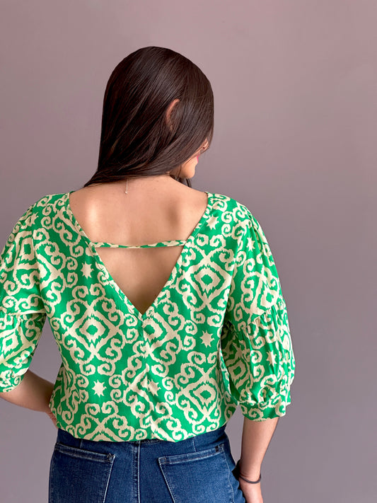 Blusa escote en V tira posterior manga con puño estampado verde