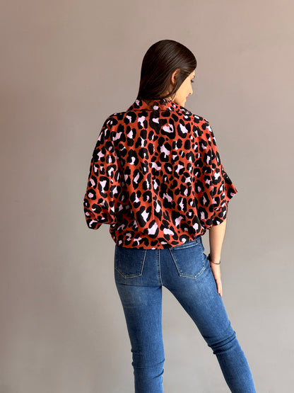 Camisa oversize manga corta con puño estampado animal print vinotinto