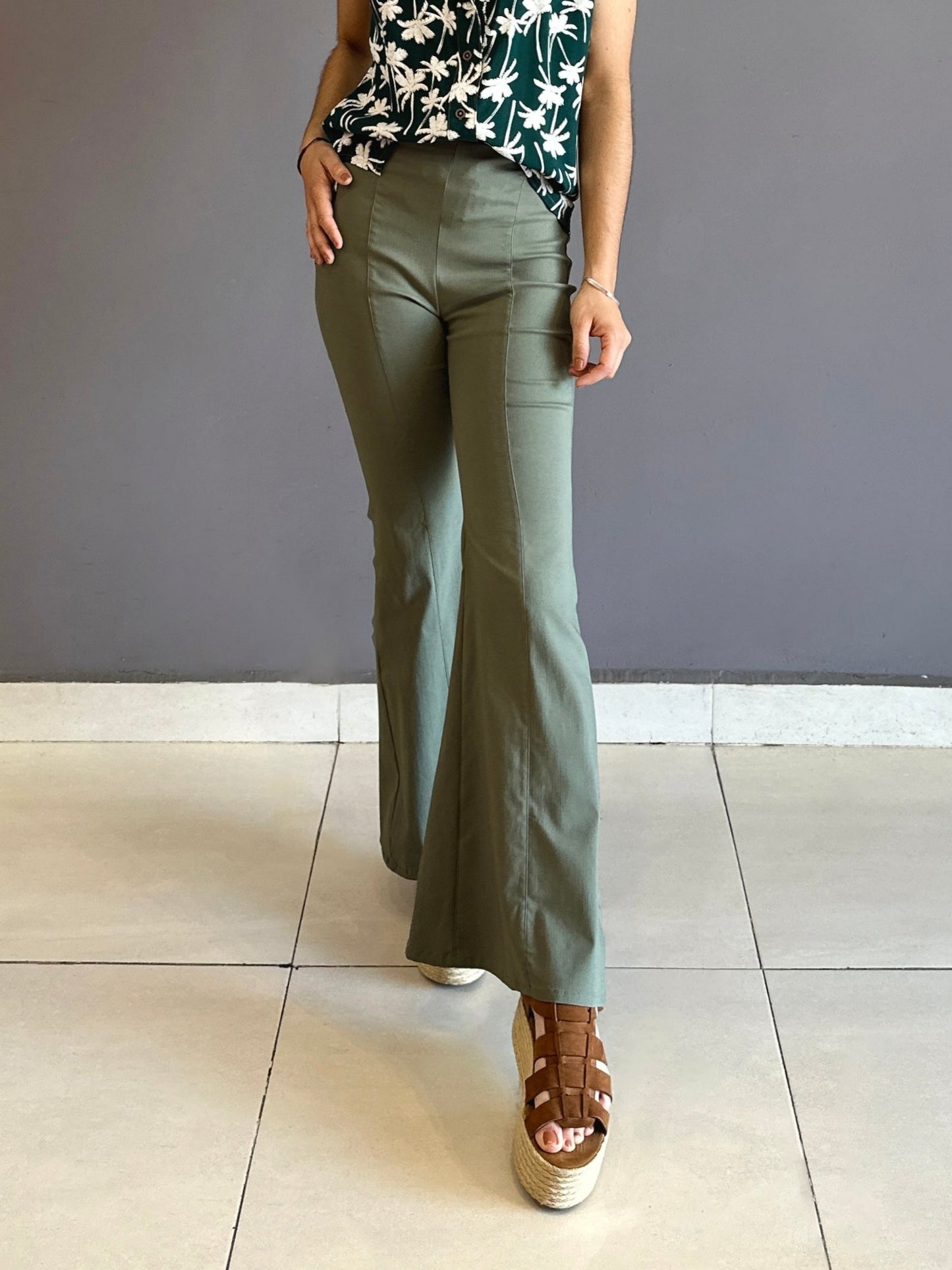 Pantalon campana verde militar bengalina strech