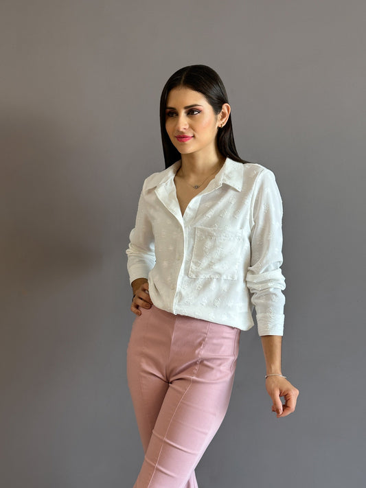 Camisa blanca con textura manga larga puño y bolsillo