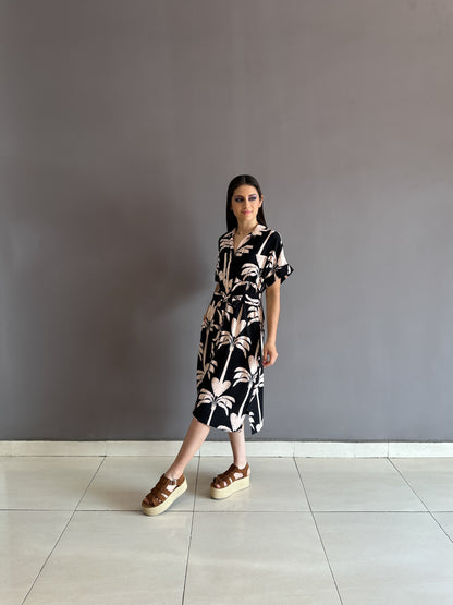 Vestido midi camisero con cinturón y bolsillos estampado negro palmas