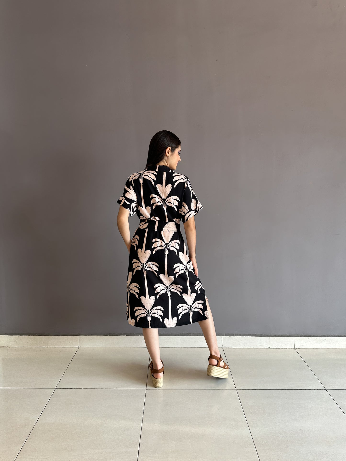 Vestido midi camisero con cinturón y bolsillos estampado negro palmas