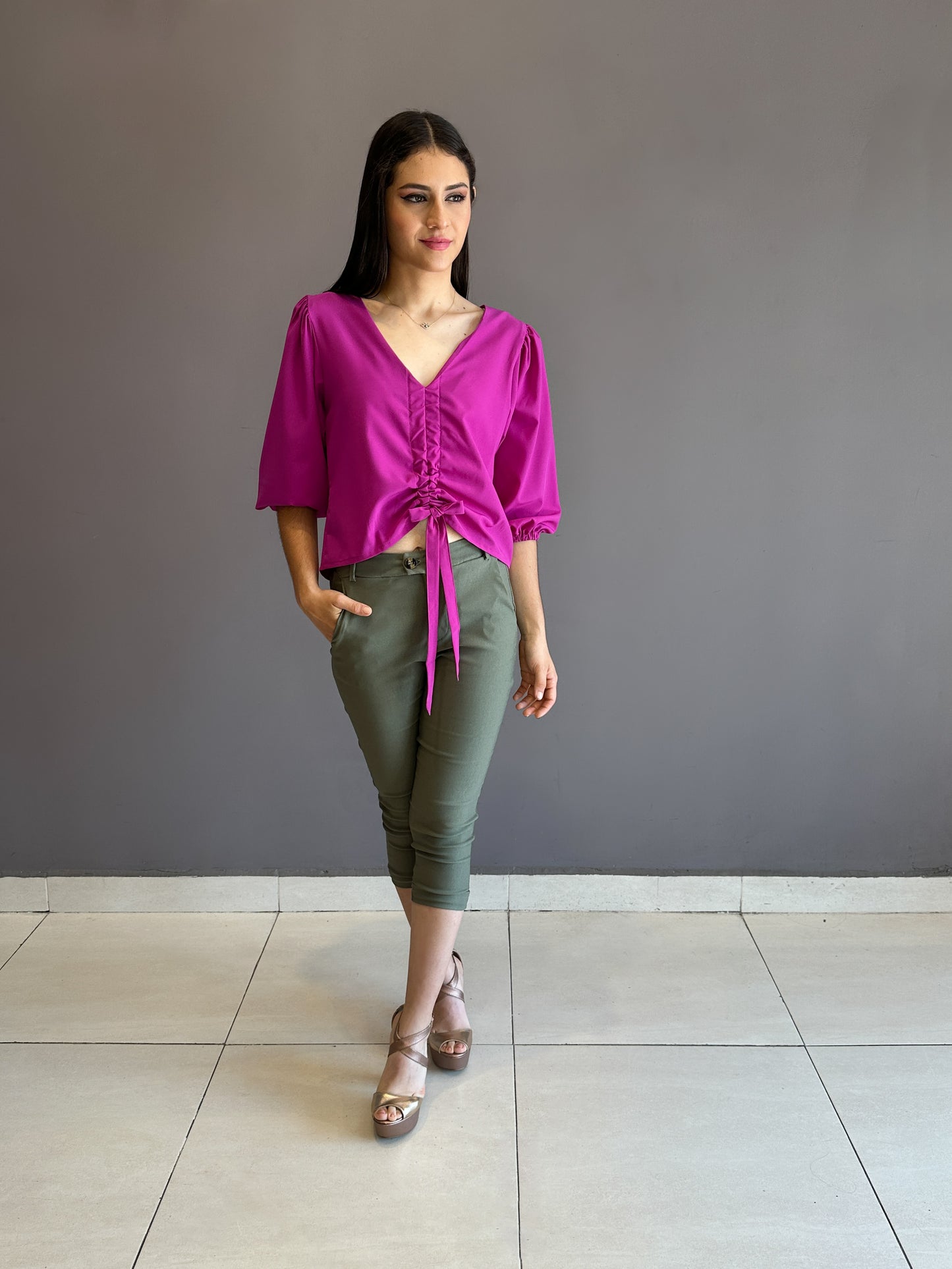 Blusa escote en V tiras ajustables color magenta