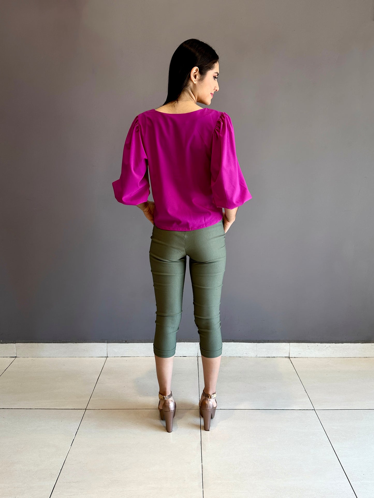 Blusa escote en V tiras ajustables color magenta