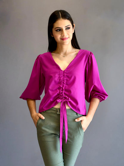 Blusa escote en V tiras ajustables color magenta