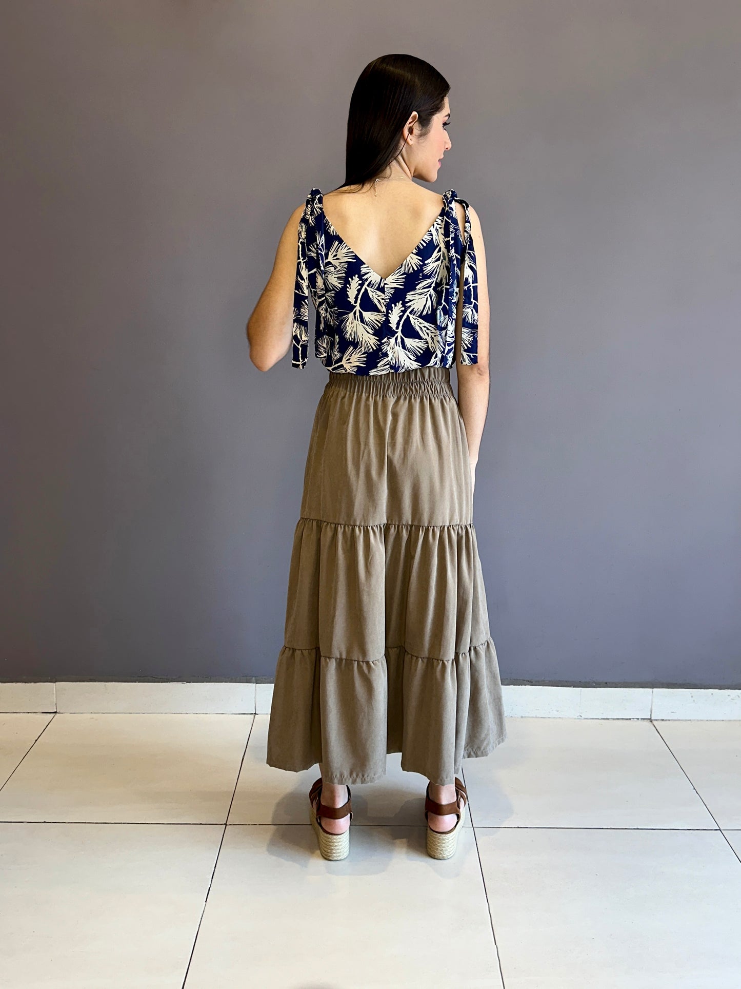 Blusa escote en V de anudar en los hombros azul turquí estampada