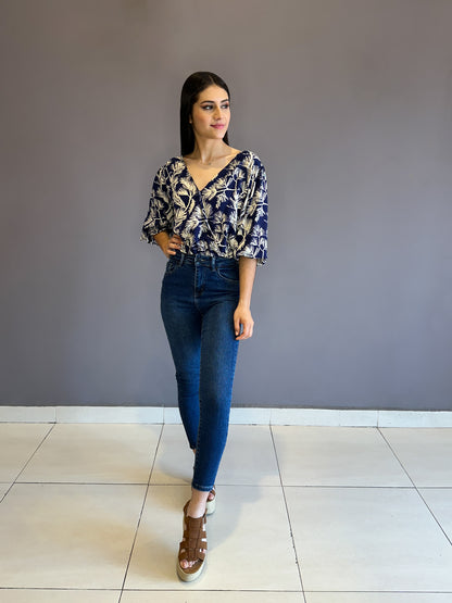 Blusa cruzada escote en V manga resortada estampada azul turquí