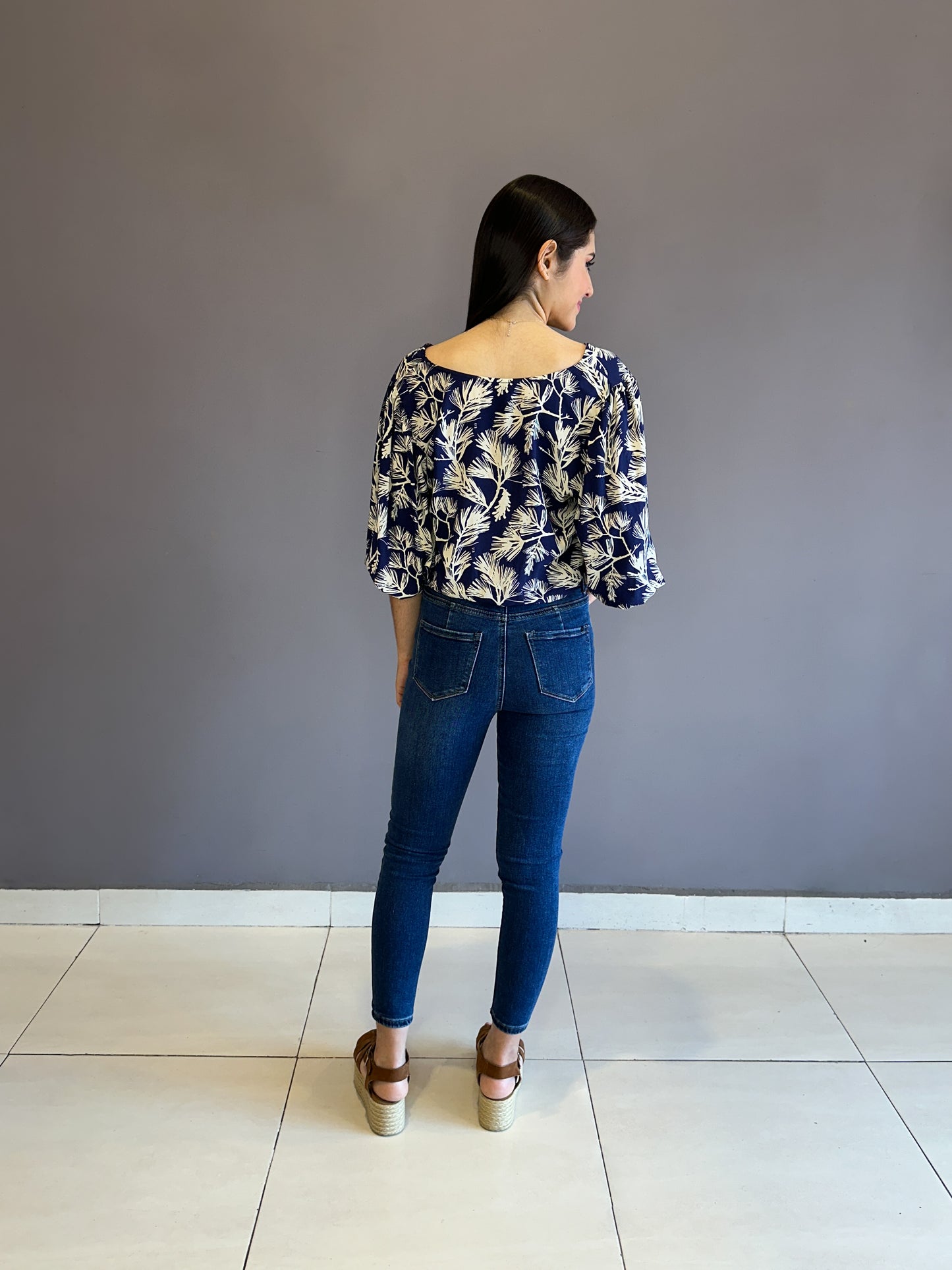 Blusa cruzada escote en V manga resortada estampada azul turquí