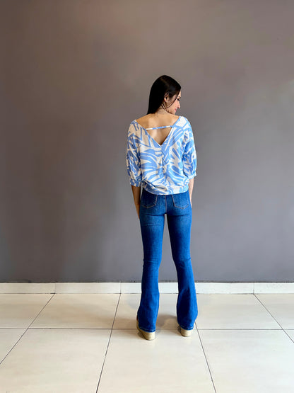 Blusa escote en V tira posterior manga con puño estampado azul cielo