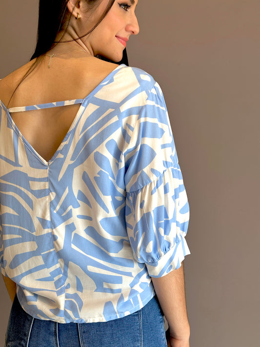 Blusa escote en V tira posterior manga con puño estampado azul cielo