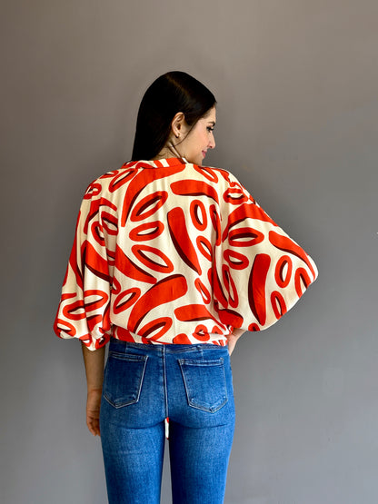 Blusa cruzada mangas con puño rojo estampado